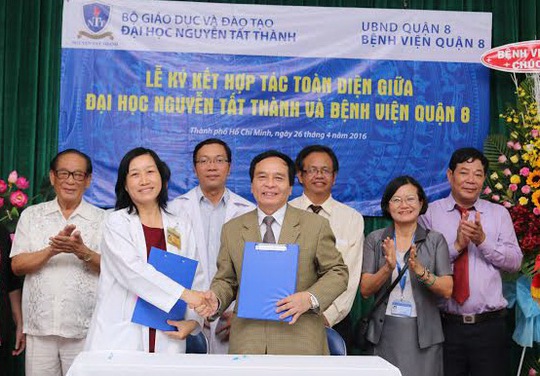 PGS-TS Nguyễn Mạnh Hùng, Hiệu trưởng Trường ĐH Nguyễn Tất Thành, cùng đại diện Bệnh viện quận 8 ký hợp tác