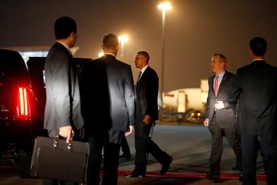 
Tổng thống Mỹ Barack Obama bước tới chiếc limousine của mình sau khi rời khỏi chuyên cơ Không lực Một tại Sân bay Quốc tế Nội Bài, Hà Nội đêm 22-5. Ảnh: Reuters
