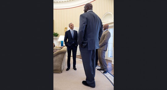 
Ông Barack Obama trò chuyện cùng cựu ngôi sao bóng rổ Shaquille O’Neal tại phòng Bầu dục hôm 27-2-2015.
