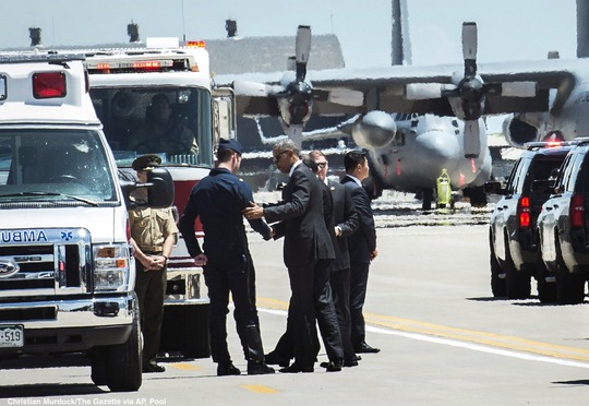 Ông Obama bắt tay hỏi thăm phi công sau vụ tai nạn. Ảnh: AP
