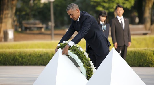 
Tổng thống Obama đặt vòng hoa tại Công viên Tưởng niệm Hòa bình Hiroshima hôm 27-5. Ảnh: AP
