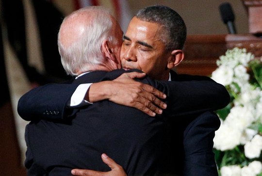 Tổng thống Obama ôm ông Biden trong đám tang con trai Beau Biden. Ảnh: AP