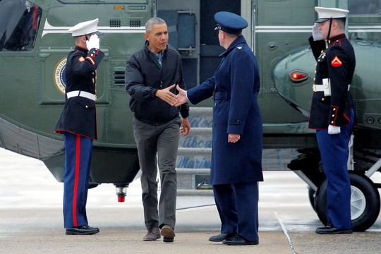 
Tổng thống Obama chuẩn bị lên chiếc Không lực Một từ Căn cứ Andrews, bang Maryland để lên đường tới Việt Nam hôm 21-5. Ảnh: Reuters

 
