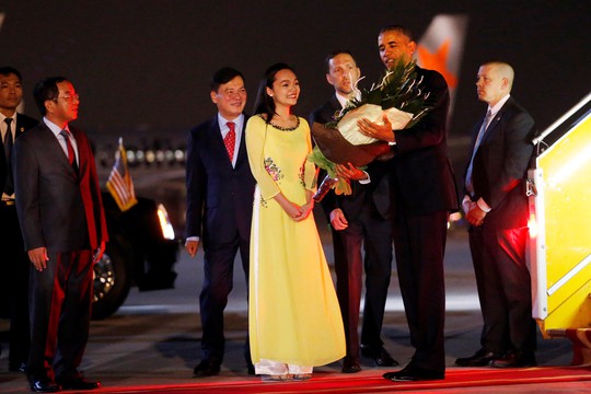 
Tới sân bay Nội Bài đêm 22-5, Tổng thống Mỹ Barack Obama được chào đón bằng một bó hoa tươi thắm. Ảnh: Reuters

