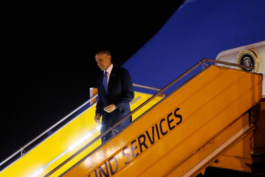 
Tổng thống Mỹ Barack Obama tươi cười bước xuống cầu thang chuyên cơ Không lực Một tại sân bay Nội Bài. Ảnh: Reuters
