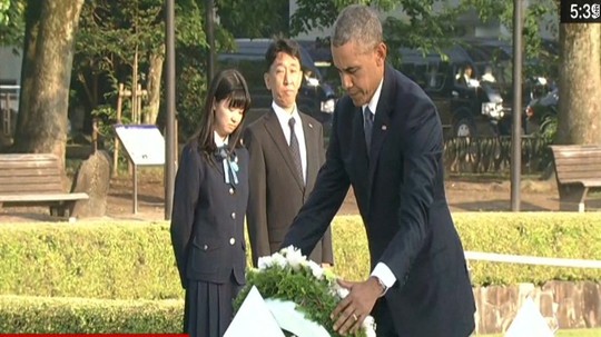 
Tổng thống Mỹ Barack Obama đặt vòng hoa tại Công viên tưởng niệm hòa bình Hiroshima. Ảnh: CNN
