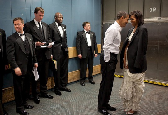 Sự hài hước, tình yêu, tình bạn đều được thể hiện trong tấm ảnh chụp vào tháng 1-2009 này. Ảnh được chụp trong thang máy trong đêm tuyên thệ nhậm chức của ông Obama
