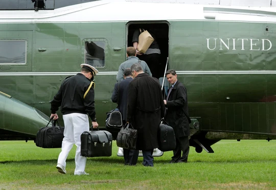 
Vali hạt nhân của tổng thống Mỹ được đưa lên trực thăng Marine One. Ảnh: Reuters
