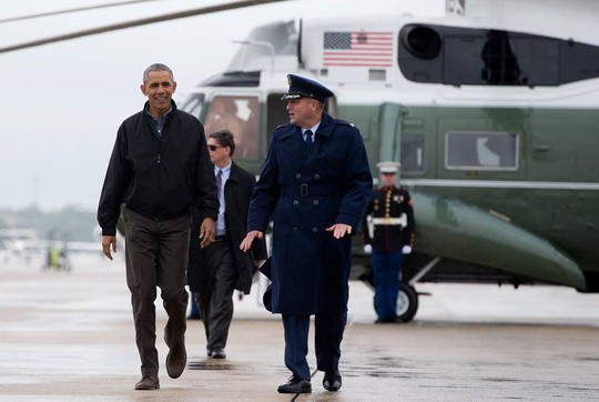 
Tổng thống Obama rời trực thăng Marine One để ra chuyên cơ Air Force One. Ảnh: AP
