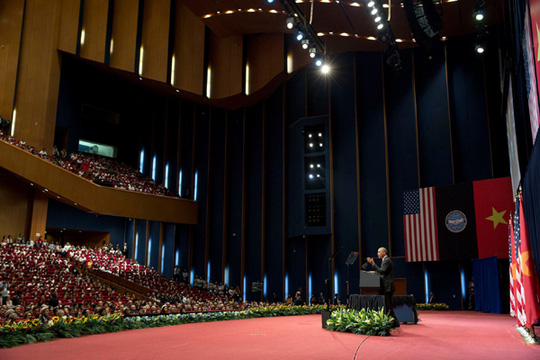 
Tổng thống Obama phát biểu trước 2.000 trí thức trẻ, doanh nhân, sinh viên Việt Nam tại Trung tâm Hội nghị Quốc gia (Hà Nội) trưa 24-5
