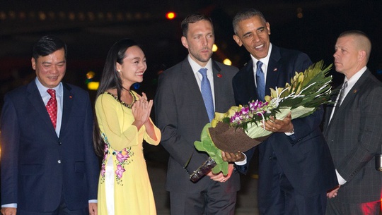 Tổng thống Mỹ Barack Obama được tặng hoa ngay khi đặt chân xuống sân bay Nội Bài. Ảnh: AP