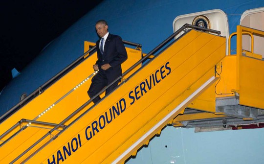 Tổng thống Mỹ Barack Obama đến sân bay Nội Bài. Ảnh: AP