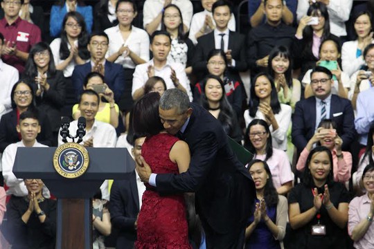 
Tổng thống Obama ôm và cảm ơn Ngô Tú, một thành viên của YSEALI, là người giới thiệu Tổng thống Obama trước khi ông bắt đầu cuộc nói chuyện. Ảnh: Hoàng Triều
