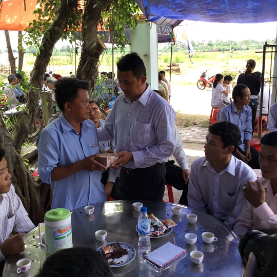 
Ông Đặng Trọng Hiền trao tiền hỗ trợ cho thân nhân nạn nhân Nguyễn Văn Nghĩa
