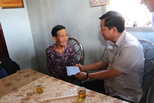 
Bí Thư Thành ủy TP HCM Đinh La Thăng thăm và tặng quà bà Lê Thị Kiều Oanh - vợ liệt sĩ.
