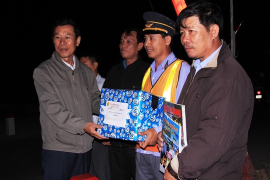 
Ông Lê Xuân Hải Phó Chủ tịch LĐLĐ Khánh Hòa tặng quà chúc Tết cho nhân viên trực gác chắn.
