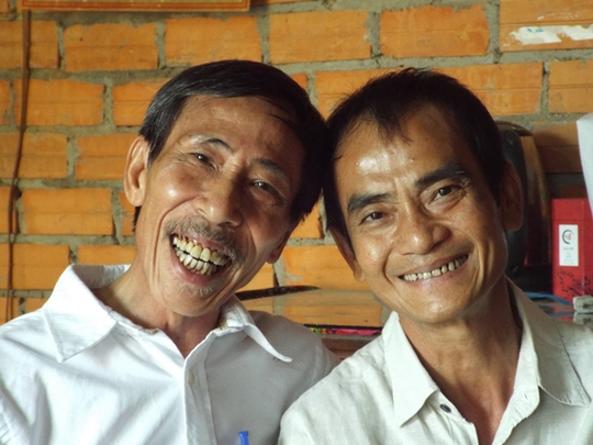 
Ông Huỳnh Văn Nén (phải) và ông Nguyễn Thận – người kêu oan cho ông Nén suốt 17 năm
