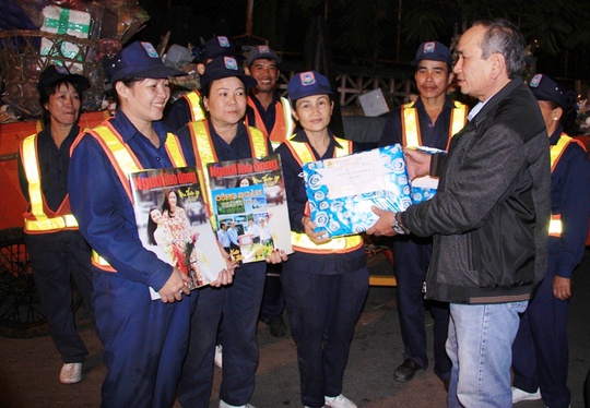 
Ông Nguyễn Hòa – chủ tịch LĐLĐ Khánh Hòa tặng quà chúc tết công nhân vệ sinh tại điểm tập kết rác Chợ Đầm.
