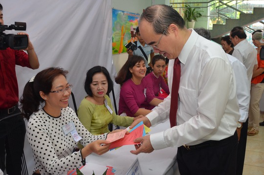 
Ông Nguyễn Thiện Nhân, Ủy viên Bộ Chính trị, Chủ tịch Ủy ban Trung ương MTTQ Việt Nam nhận những lá phiếu
