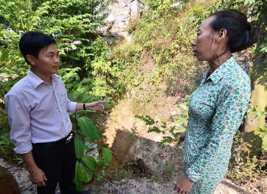 
Ông Trần Như Tiến, Chủ tịch UBND xã Nam Du đi kiểm tra tình hình thiếu nước sinh hoạt của người dân địa phương.
