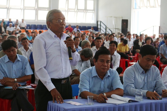 Cử tri Trần Văn Phước, ngụ xã Hòa Phú thẳng thắn: “Đời sống công nhân rất khổ. Bản thân tôi 7 năm rồi nỡ không tăng thêm tiền thuê trọ của công nhân đồng nào. Đề nghị các đại biểu kiến nghị chính sách để làm sao tăng lương cho công nhân, họ vất vả lao động, tăng ca liên tục mà lương chẳng bao nhiêu”.