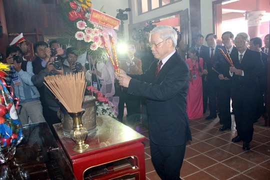
Tổng Bí thư Nguyễn Phú Trọng dâng hương tại lễ tưởng niệm. Ảnh: Tử Trực
