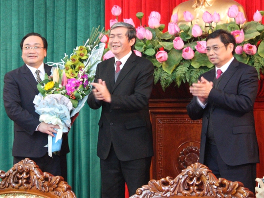 
Ông Đinh Thế Huynh (giữa) thay mặt Bộ Chính trị trao quyết định phân công nhiệm vụ làm Bí thư Thành ủy Hà Nội cho ông Hoàng Trung Hải (trái) với sự hiện diện của Trưởng ban Tổ chức Trung ương Phạm Minh Chính (phải)
