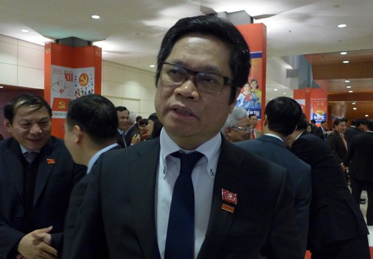 
Đại biểu Vũ Tiến Lộc, Chủ tịch Phòng Thương mại và Công nghiệp Việt Nam, trả lời phỏng vấn bên hành lang Đại hội XII

