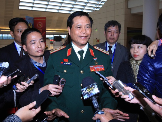Thượng tướng Võ Tiến Trung trả lời báo chí bên lề Đại hội XII