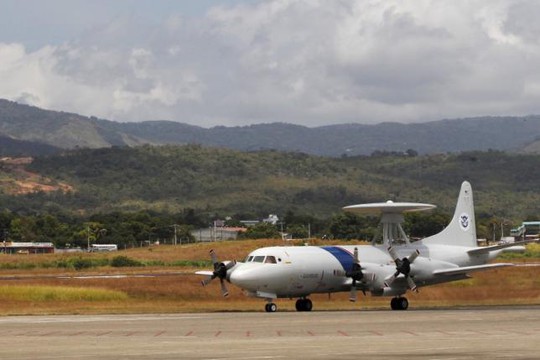 P-3 Orion là máy bay 4 động cơ phản lực cánh quạt, có một khoang chứa bom ở dưới thân trước máy bay. Dưới cánh chiếc phi cơ cũng có thể trang bị nhiều loại vũ khí khác nhau như tên lửa chống hạm AGM-84H/K Harpoon, AGM-84E SLAM, tên lửa đối đất AGM-65F Maverick, ngư lôi Mk-46, Mk-50, Mk-54. Ảnh: Reuters