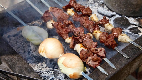 
Được nướng trên than hồng, món kebab truyền thống của Iran rất mềm và đậm vị. Ảnh: Ian Lloyd Neubauer
