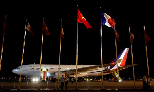 
Chiếc chuyên cơ chở Tổng thống Pháp Francois Hollande tới sân bay Nội Bài (Hà Nội) rạng sáng 6-9 - Ảnh: REUTERS

