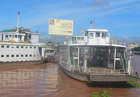 
Phà Vàm Cống đang hoạt động bình thường thì bị tin đồn nhảm là chìm, khiến nhiều người lo lắng
