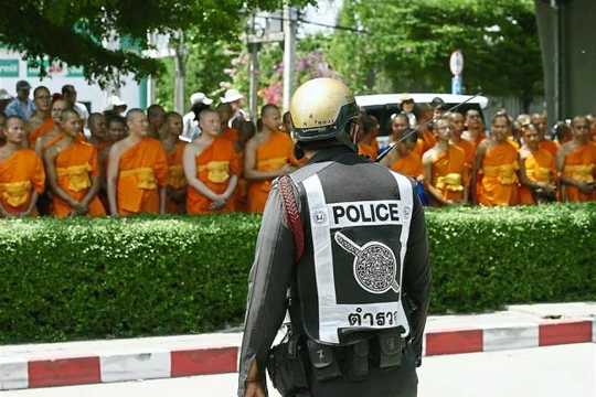 
Nhiều nhà sư chặn lối vào chùa chùa Wat Dhammakaya. Ảnh: EPA
