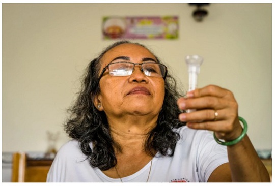 
Bà Hạnh cung cấp mẫu thử ADN để tìm lại con gái. Ảnh: Washington Post
