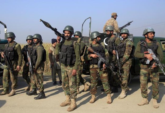 Binh lính Pakistan tập trung bên ngoài trường. Ảnh: Reuters