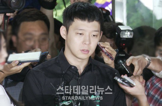 Park Yoo Chun bơ phờ khi đến trình diện cảnh sát