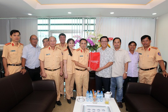 
Phòng CSGT Đường bộ - Đường sắt, Công an TP HCM thăm hỏi và chúc mừng Báo Người Lao Động
