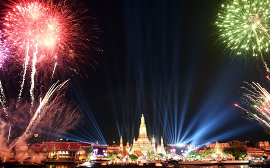 Pháo hoa bừng sáng phía trên đền Arun ở thủ đô Bangkok. Ảnh: Telegraph