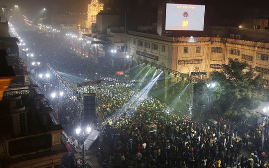 Đám đông cuồng nhiệt ở Lucknow - Ấn Độ. Ảnh: Telegraph