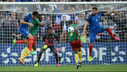 Một pha tấn công trước khung thành Cameroon của tuyển Pháp