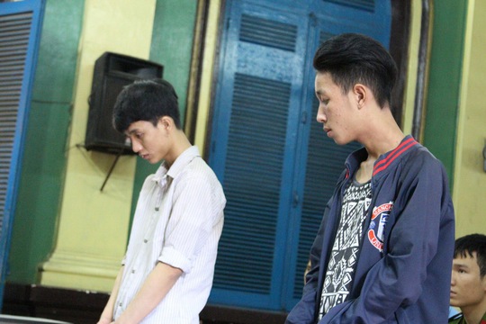 Nguyễn Duy Minh (trái) và Phan Đức Hồng trước vành móng ngựa