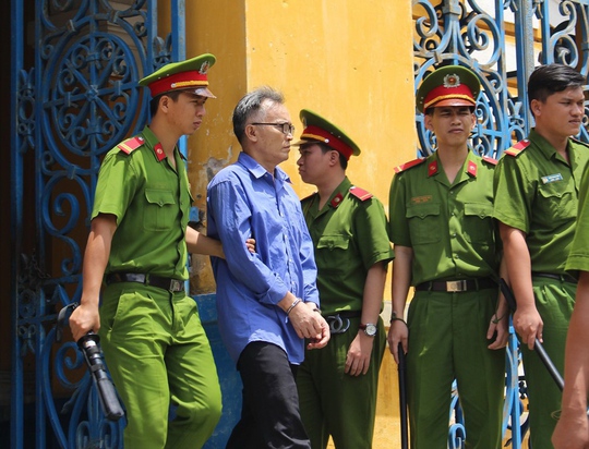 
Lê Dũng, Trần Thị Bích Tuyền (ảnh dưới) gây thiệt hại hàng trăm tỉ đồng nhưng vẫn kêu oan
