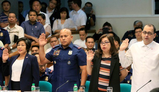 Cảnh sát trưởng Philippines Ronald dela Rosa (thứ 2 từ trái qua) tuyên thệ trước điều trần tại Thượng viện ngày 22-8 Ảnh: REUTERS