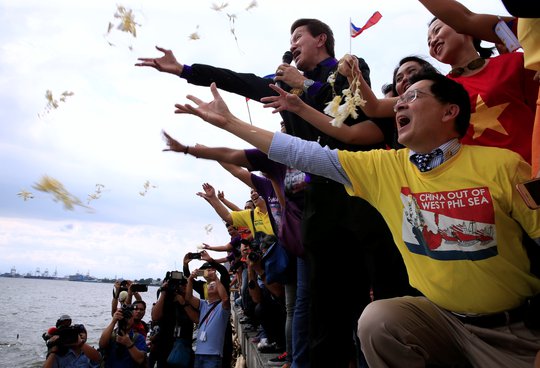 Dân Philippines mừng phán quyết hôm 12-7. Ảnh: Reuters