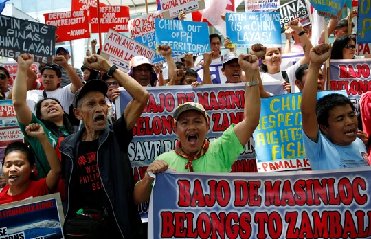 Người biểu tình phản đối Trung Quốc bên ngoài lãnh sự quán Trung Quốc ở TP Makati - Philippines ngày 12-7 Ảnh: REUTERS