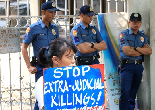 
Một người dân Philippines phản đối tình trạng giết người bừa bãi trong cuộc chiến chống tội phạm ma túy. Ảnh: Reuters
