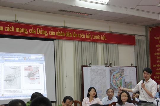 
Phó Giám đốc Sở Quy hoạch Kiến trúc TP Trương Trung Kiên trả lời người dân
