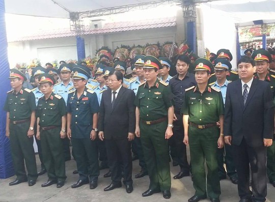 Phó thủ tướng Trịnh Đình Dũng, Chủ tịch Ủy ban Quốc gia Tìm kiếm cứu nạn (giữa), đến viếng đại tá Trần Quang Khải