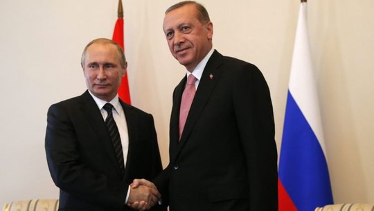 
Ông Putin (trái) và Tổng thống Erdogan bắt tay lần đầu tiên kể từ sau vụ máy bay Su-24 của Nga bị bắn rơi gần biên giới Syria. Ảnh: EPA
